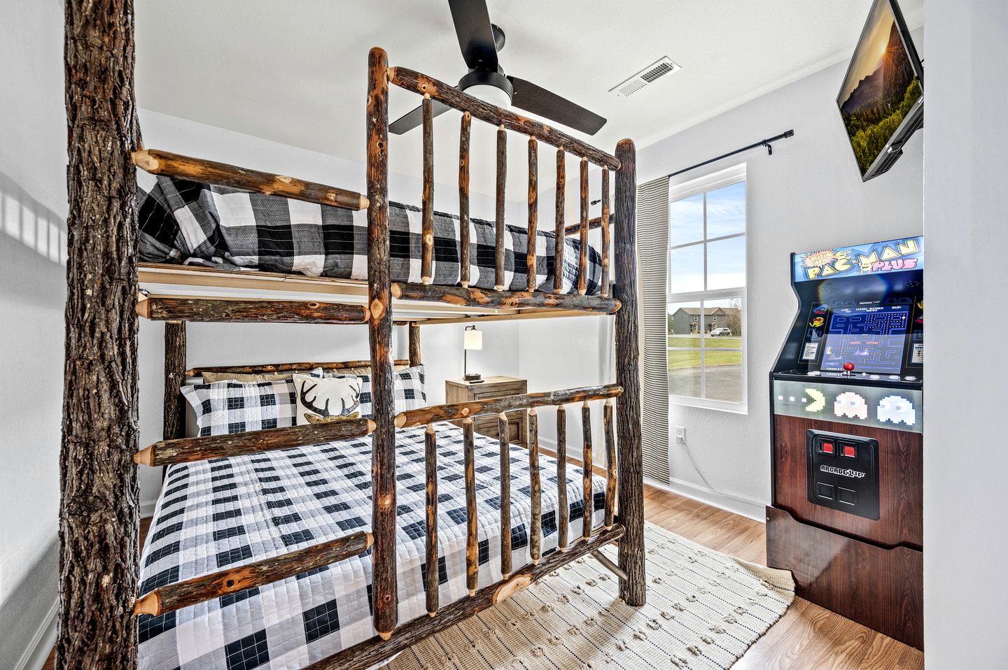 Comfortable Retreat with Hot-Tub in Sevierville, Tennessee
