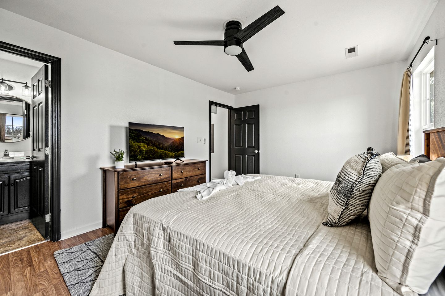 Comfortable Retreat with Hot-Tub in Sevierville, Tennessee
