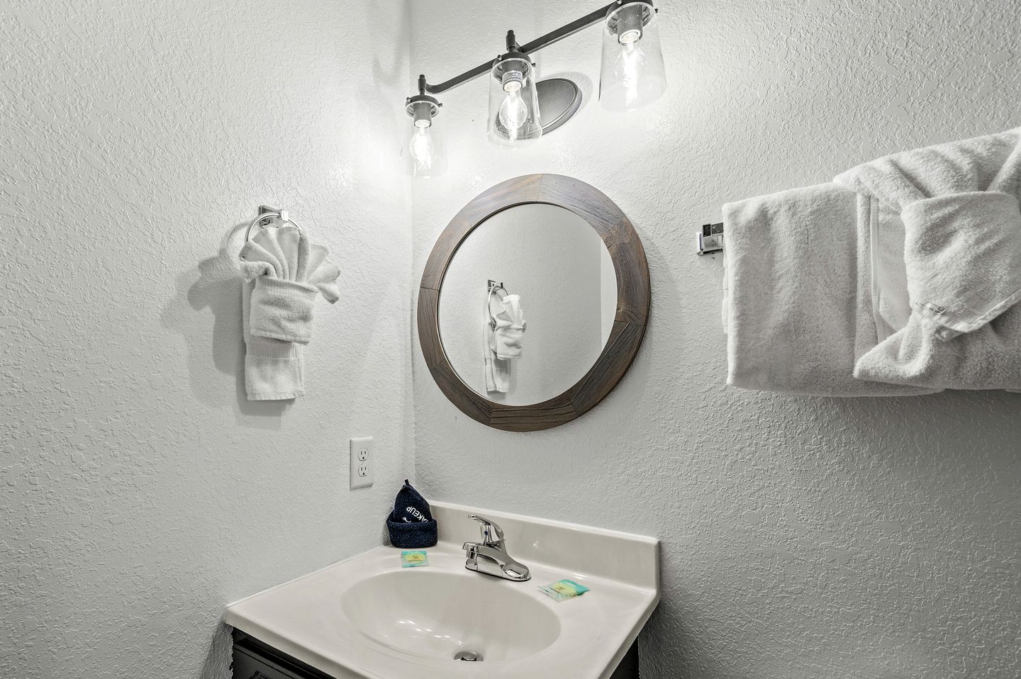 Comfortable Retreat with Hot-Tub in Sevierville, Tennessee