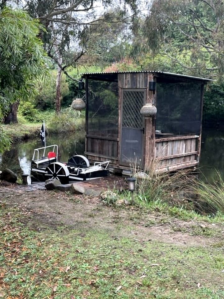 Comfy Tiny House Surrounded by Nature in Victoria