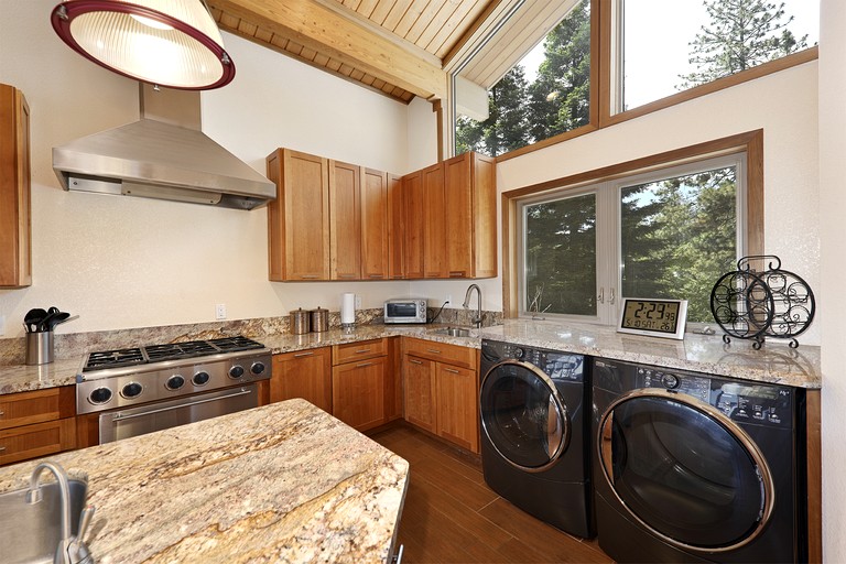 Cabins (United States of America, Lakehead, California)