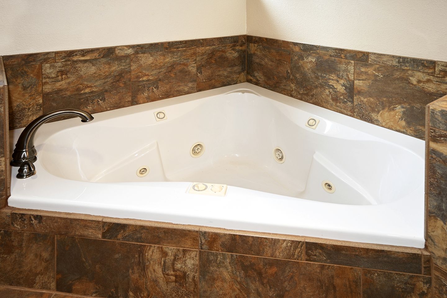 Serene Family Retreat with Scenic Views & Spacious Deck in Lakehead, California