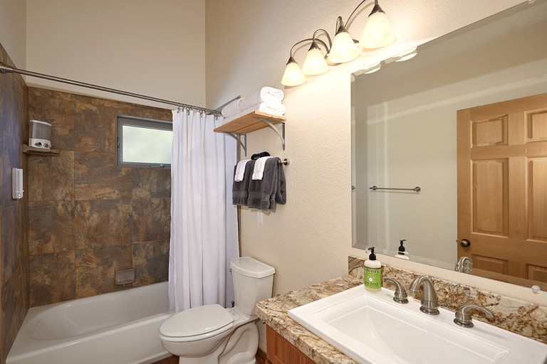 Cabins (United States of America, Lakehead, California)