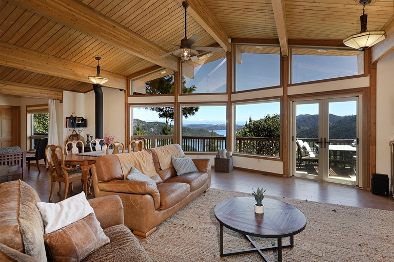 Cabins (United States of America, Lakehead, California)