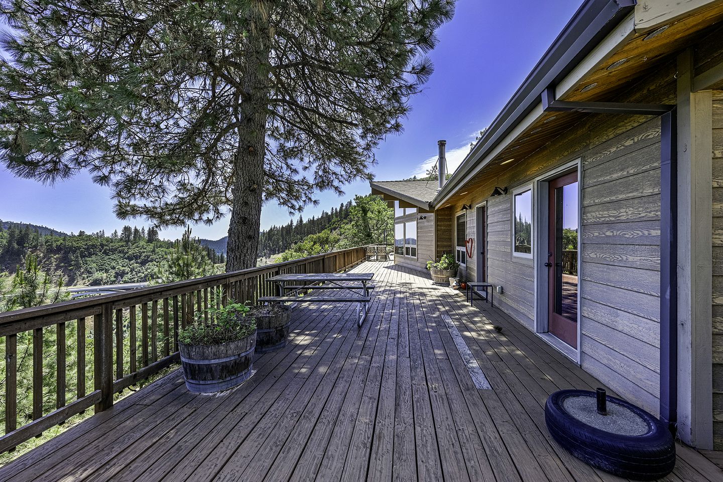 Serene Family Retreat with Scenic Views & Spacious Deck in Lakehead, California