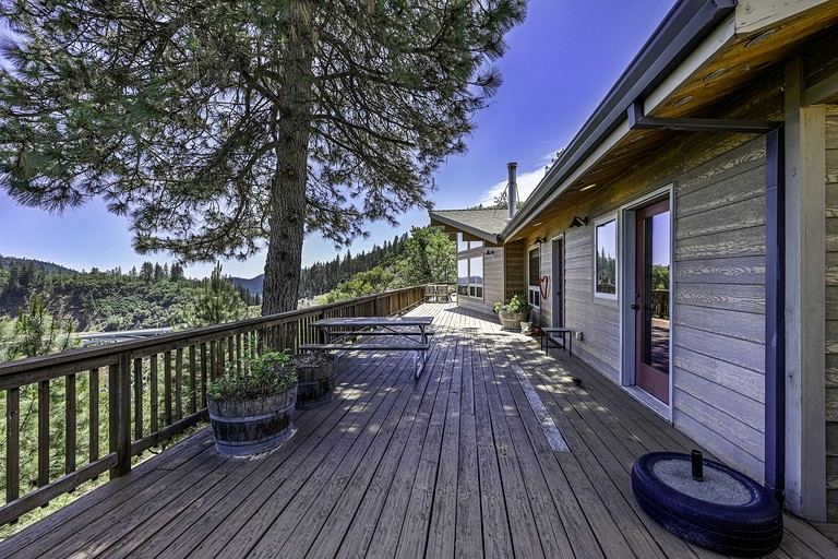 Cabins (United States of America, Lakehead, California)