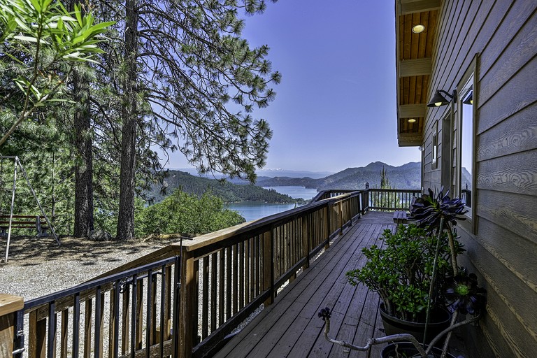 Cabins (United States of America, Lakehead, California)