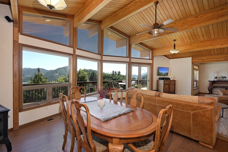 Cabins (United States of America, Lakehead, California)