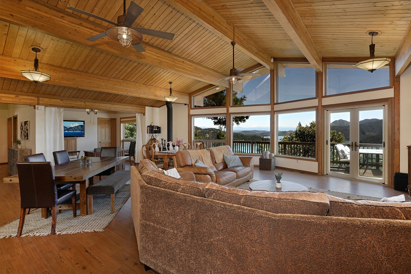 Serene Family Retreat with Scenic Views & Spacious Deck in Lakehead, California