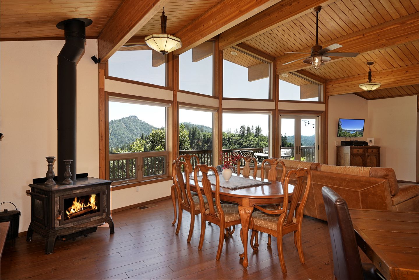 Serene Family Retreat with Scenic Views & Spacious Deck in Lakehead, California