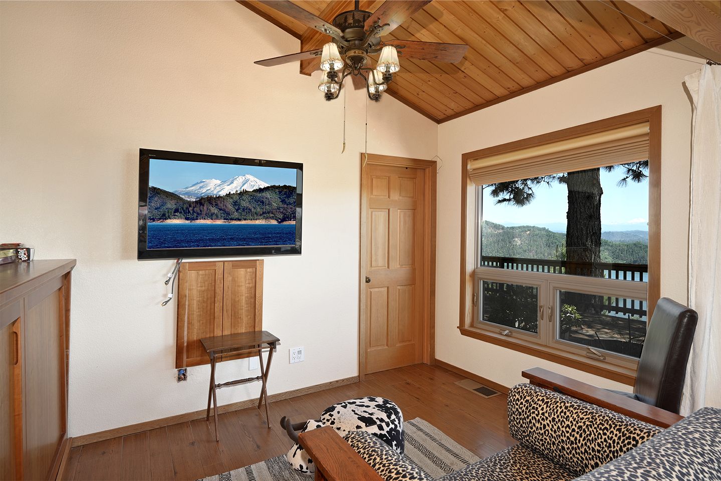 Serene Family Retreat with Scenic Views & Spacious Deck in Lakehead, California