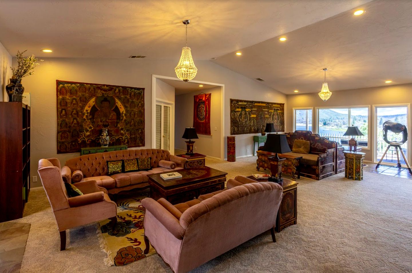 Tranquil Lakeside Julian Suite with a Spa and Jacuzzi