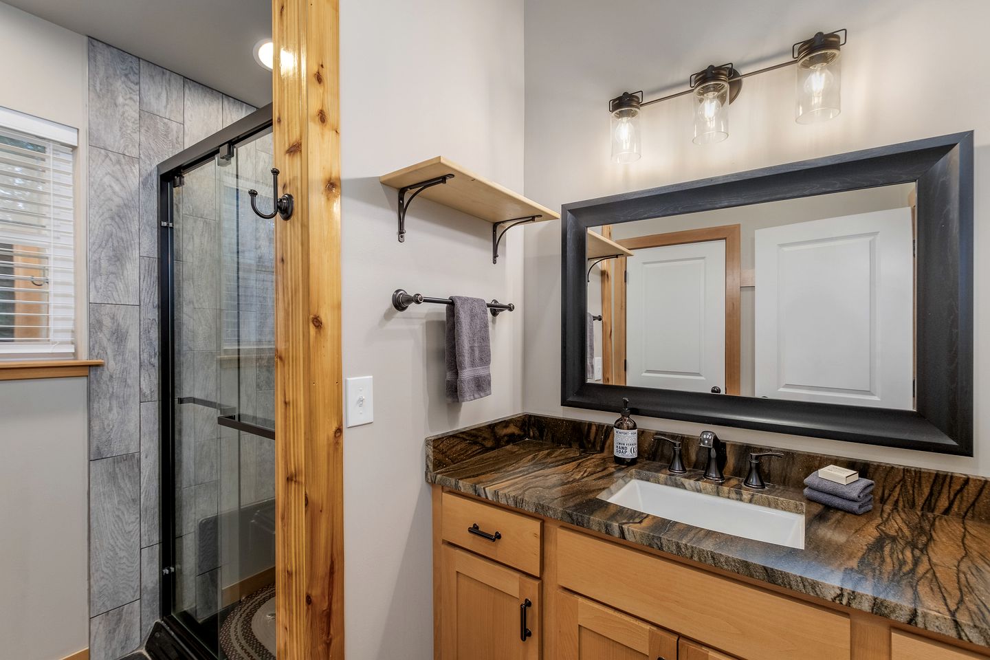 Compass Cabin-Hot Tub, WIFI, Close to Golf/Lake in Leavenworth, Washington