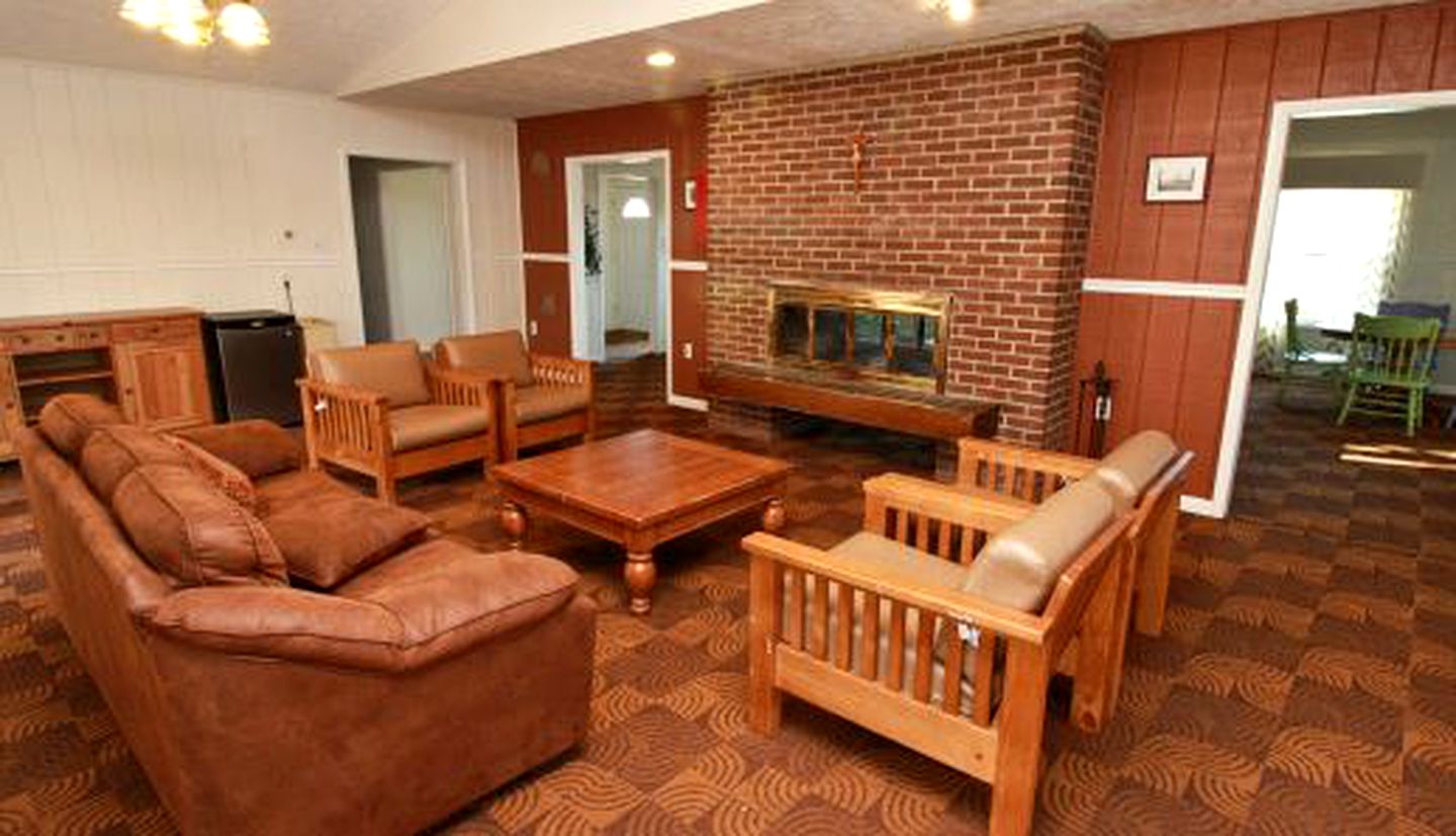 Group Getaway with Outdoor Pool in Yellow Spring, West Virginia