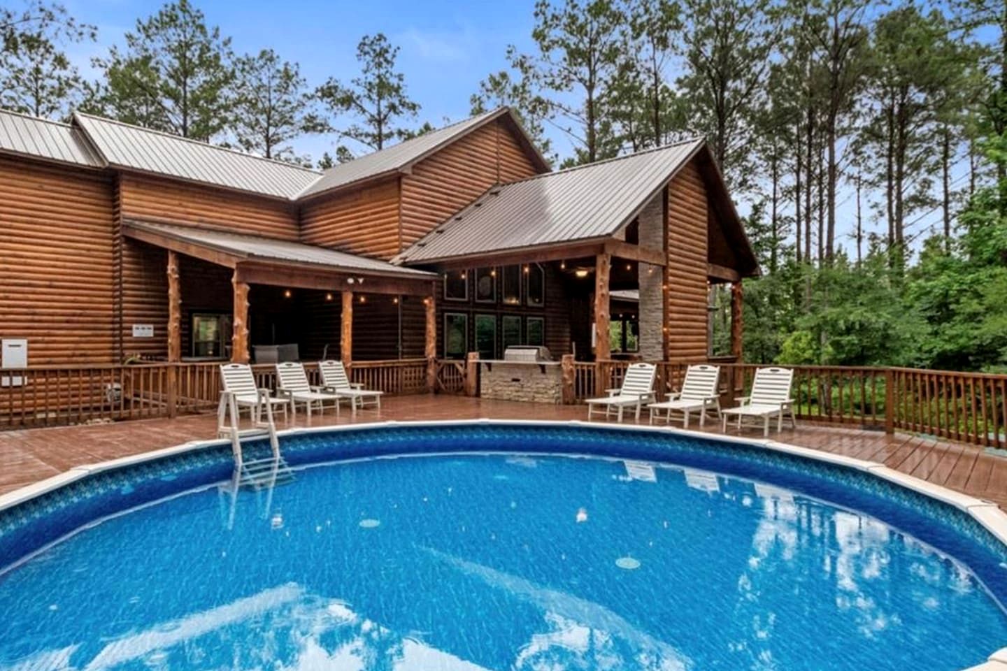 Luxury Lodge with Hot Tub, Pool & Game Room near Broken Bow Lake – Hochatown, OK