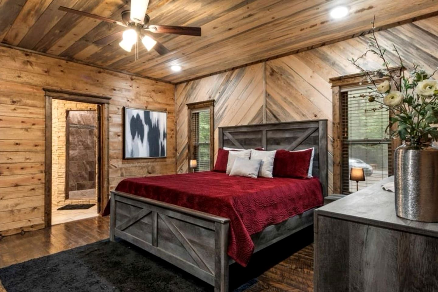 Luxury Lodge with Hot Tub, Pool & Game Room near Broken Bow Lake – Hochatown, OK