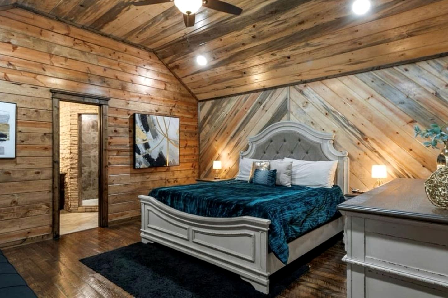 Luxury Lodge with Hot Tub, Pool & Game Room near Broken Bow Lake – Hochatown, OK