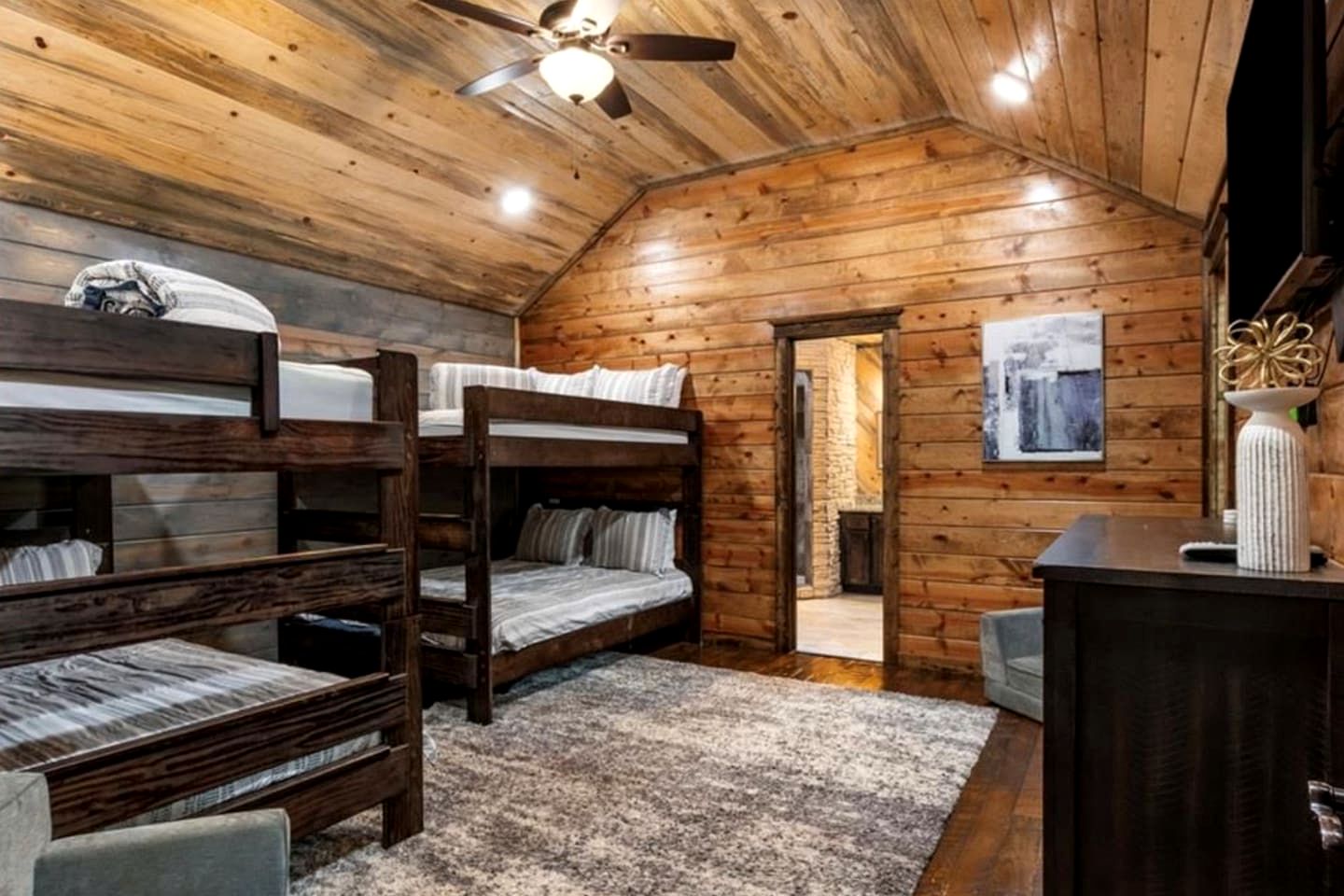 Luxury Lodge with Hot Tub, Pool & Game Room near Broken Bow Lake – Hochatown, OK