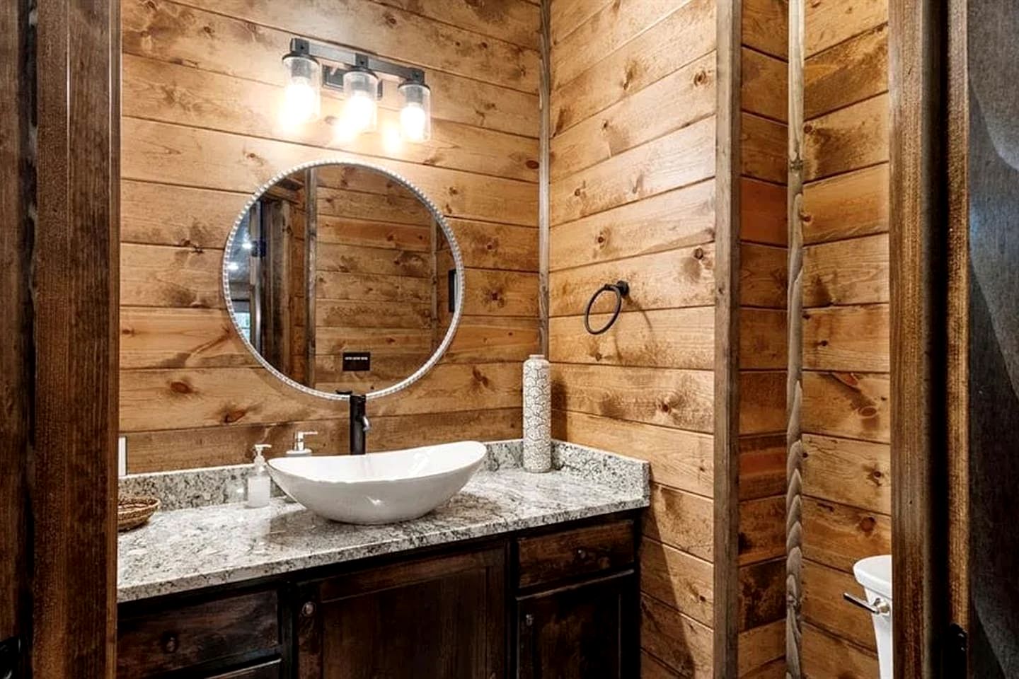 Luxury Lodge with Hot Tub, Pool & Game Room near Broken Bow Lake – Hochatown, OK