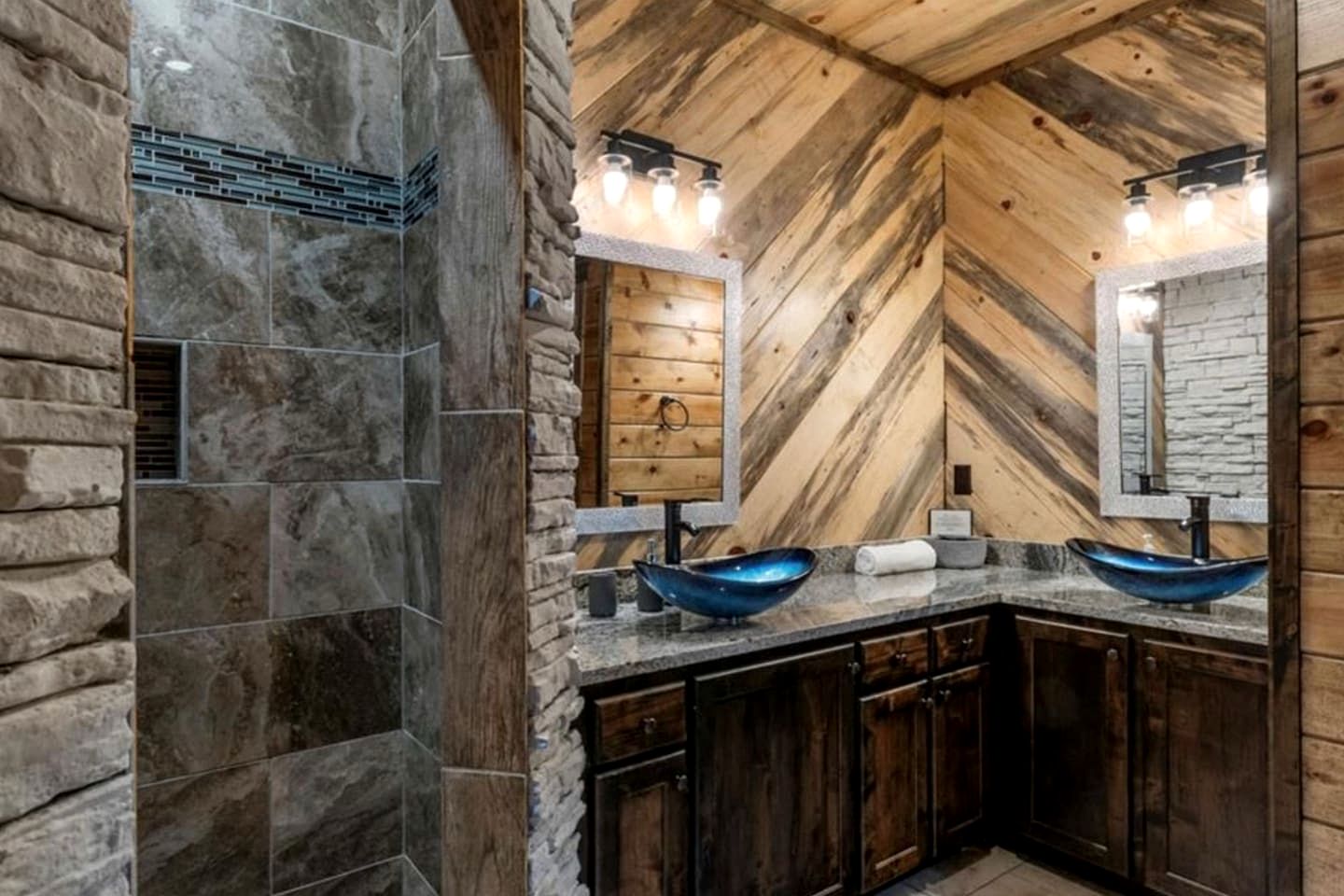 Luxury Lodge with Hot Tub, Pool & Game Room near Broken Bow Lake – Hochatown, OK