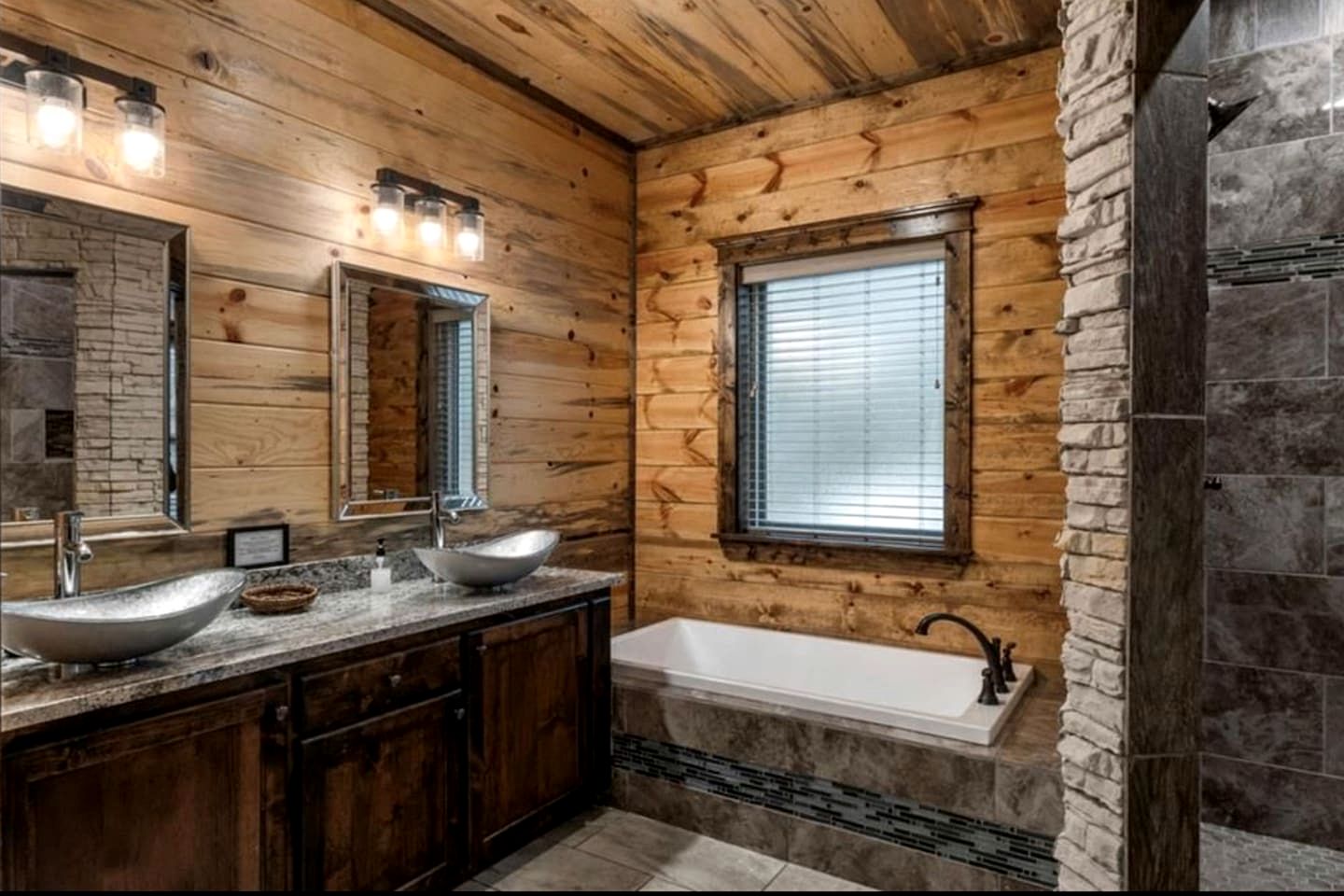Luxury Lodge with Hot Tub, Pool & Game Room near Broken Bow Lake – Hochatown, OK