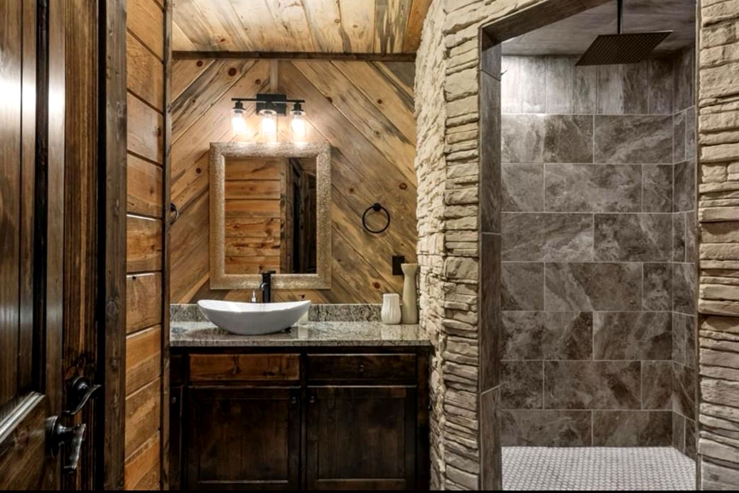 Luxury Lodge with Hot Tub, Pool & Game Room near Broken Bow Lake – Hochatown, OK