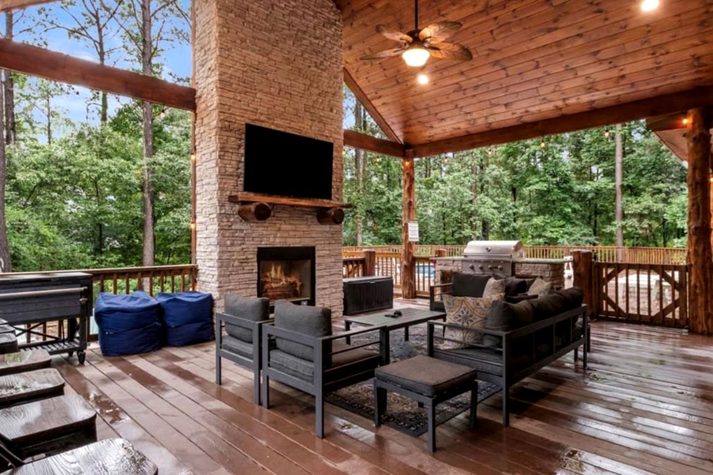 Luxury Lodge with Hot Tub, Pool & Game Room near Broken Bow Lake – Hochatown, OK