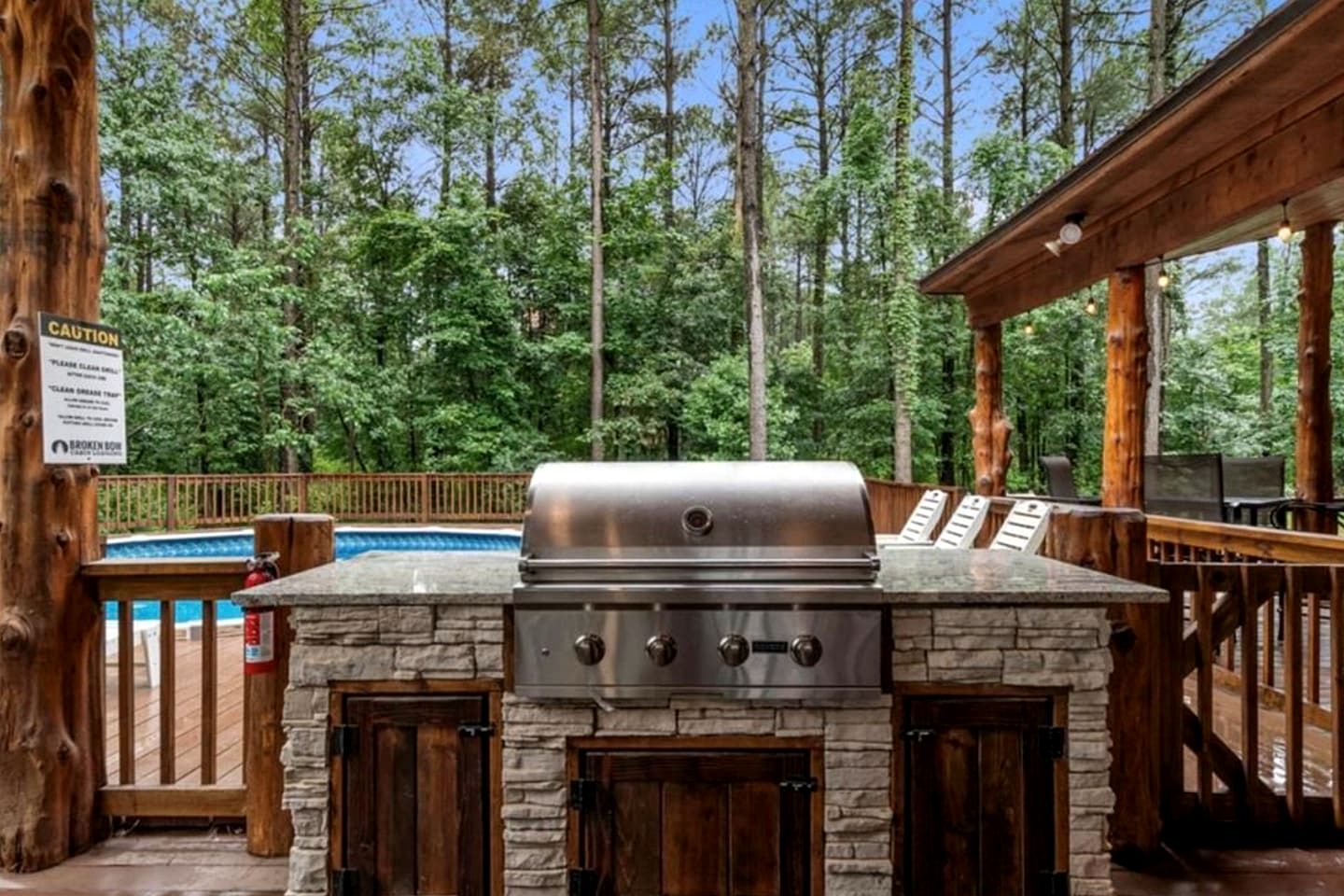 Luxury Lodge with Hot Tub, Pool & Game Room near Broken Bow Lake – Hochatown, OK