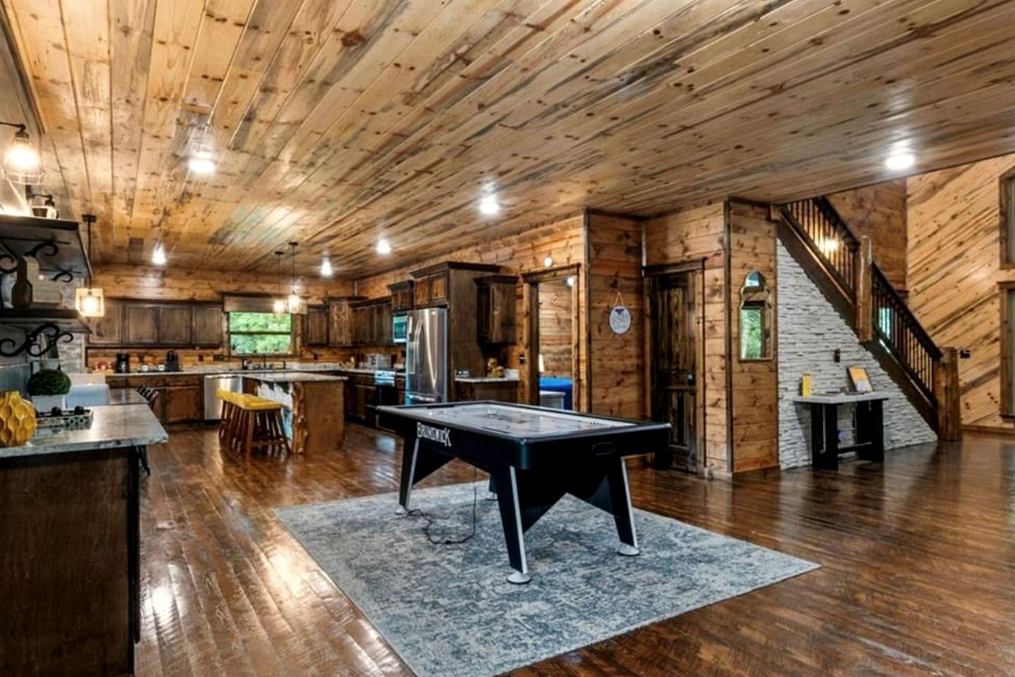 Luxury Lodge with Hot Tub, Pool & Game Room near Broken Bow Lake – Hochatown, OK