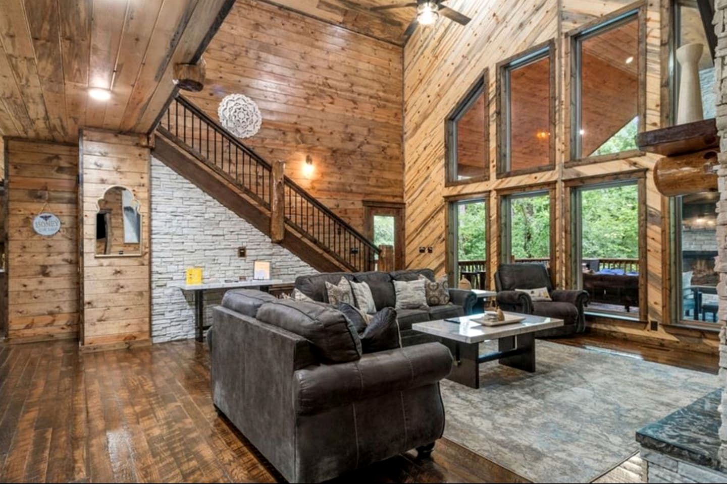 Luxury Lodge with Hot Tub, Pool & Game Room near Broken Bow Lake – Hochatown, OK