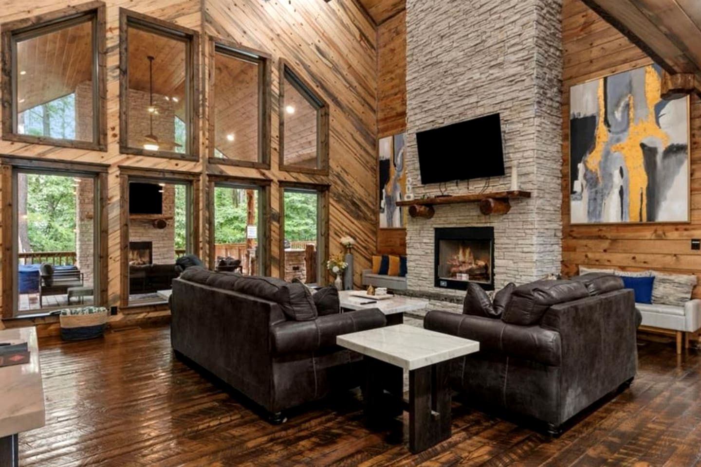 Luxury Lodge with Hot Tub, Pool & Game Room near Broken Bow Lake – Hochatown, OK
