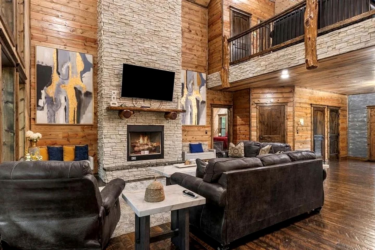 Luxury Lodge with Hot Tub, Pool & Game Room near Broken Bow Lake – Hochatown, OK