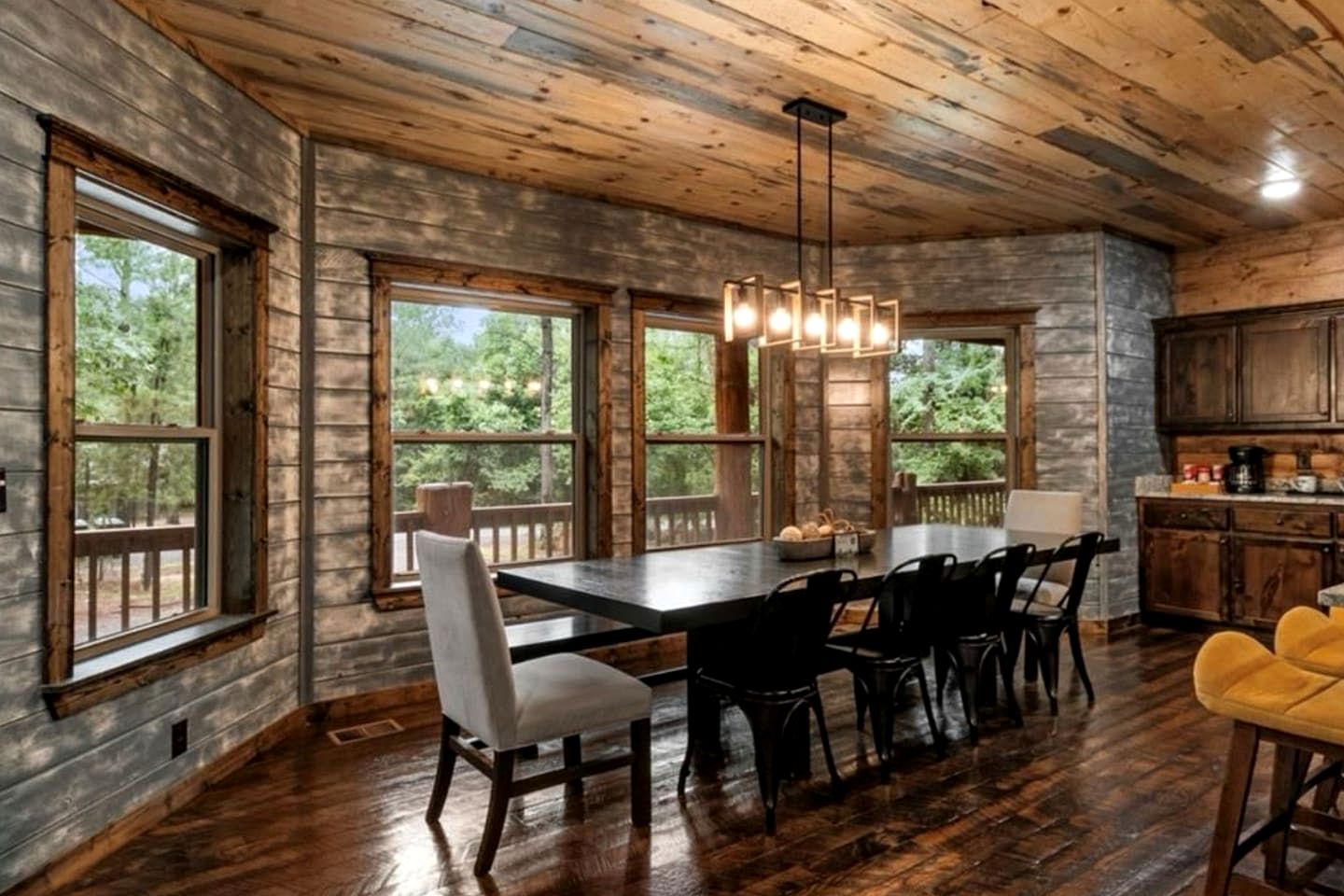 Luxury Lodge with Hot Tub, Pool & Game Room near Broken Bow Lake – Hochatown, OK