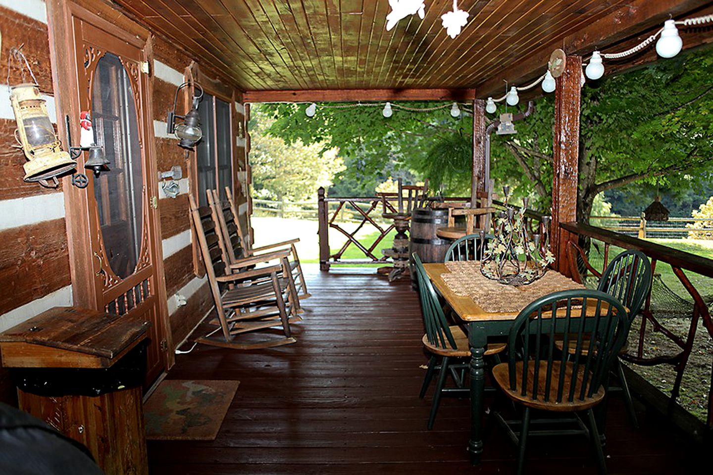Gorgeous Log Cabin with Jacuzzi near the Blue Ridge Mountains, North Carolina