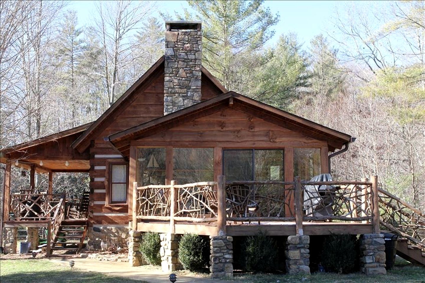 Gorgeous Log Cabin with Jacuzzi near the Blue Ridge Mountains, North Carolina