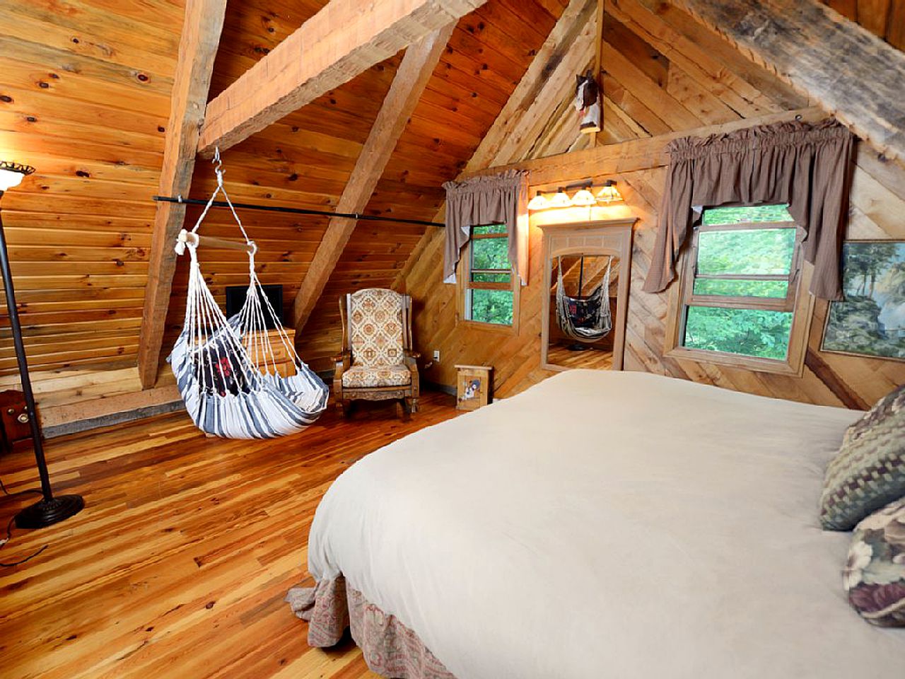 Gorgeous Log Cabin with Jacuzzi near the Blue Ridge Mountains, North Carolina