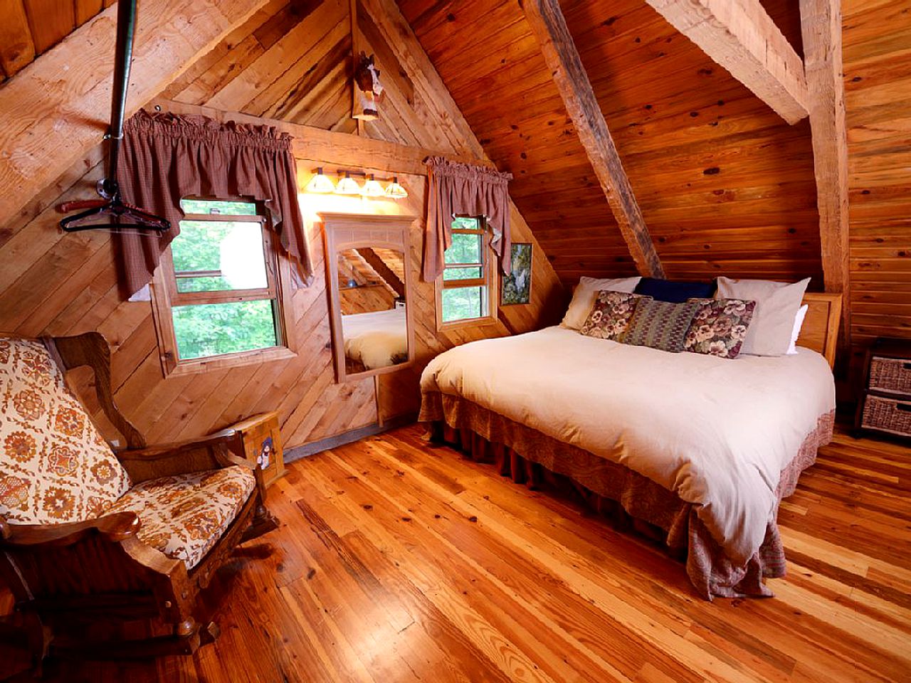 Gorgeous Log Cabin with Jacuzzi near the Blue Ridge Mountains, North Carolina