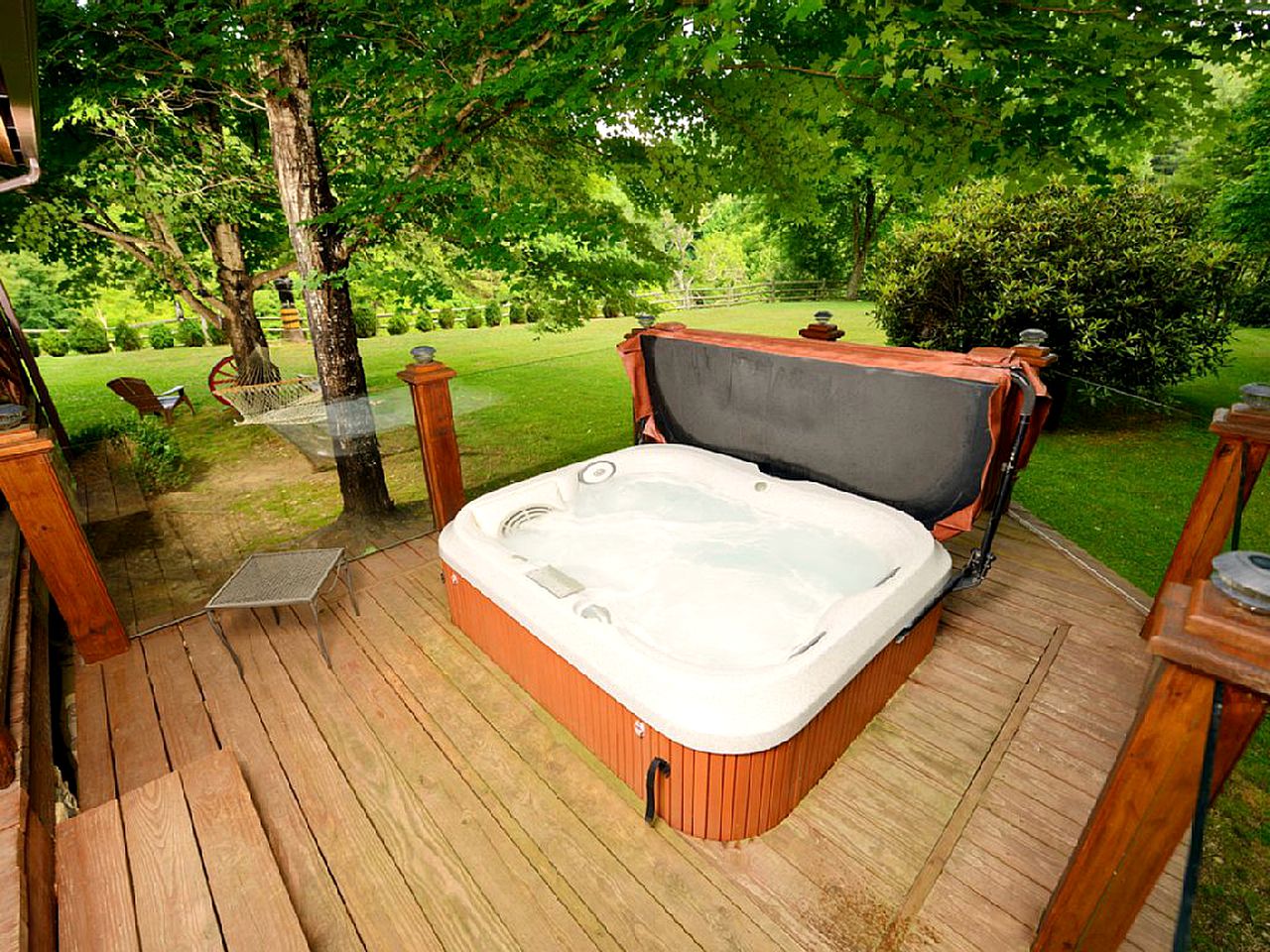 Gorgeous Log Cabin with Jacuzzi near the Blue Ridge Mountains, North Carolina