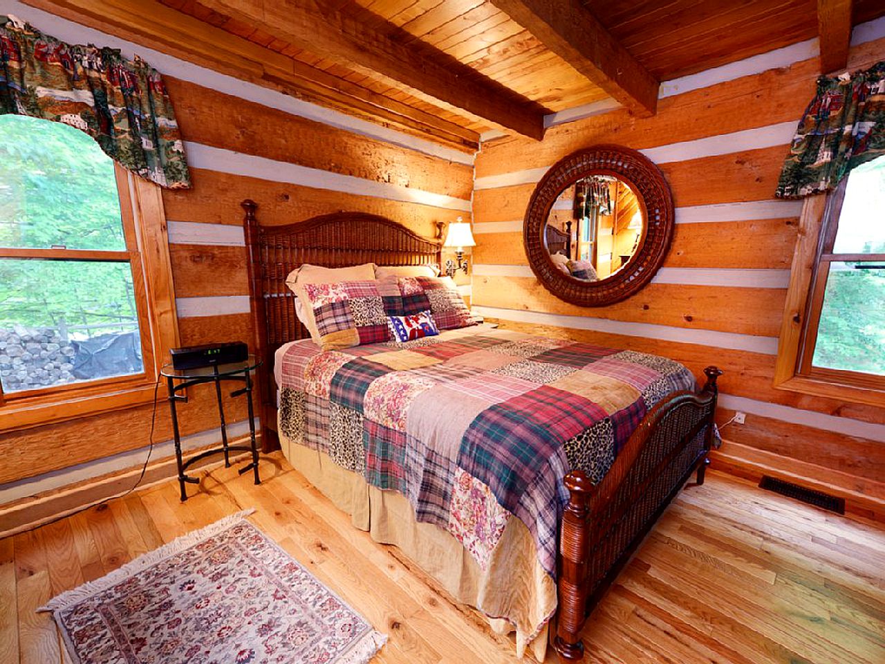 Gorgeous Log Cabin with Jacuzzi near the Blue Ridge Mountains, North Carolina