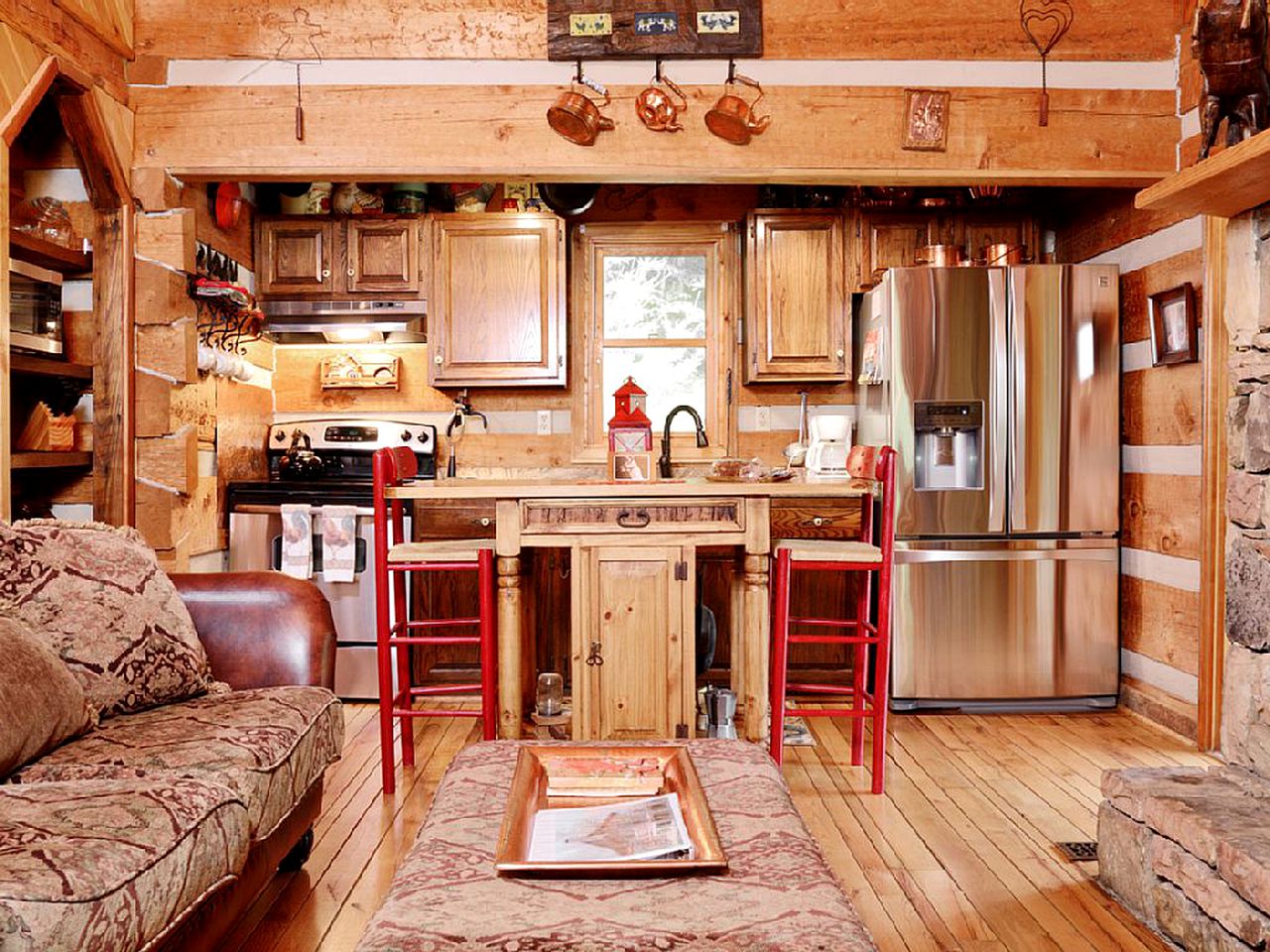 Gorgeous Log Cabin with Jacuzzi near the Blue Ridge Mountains, North Carolina