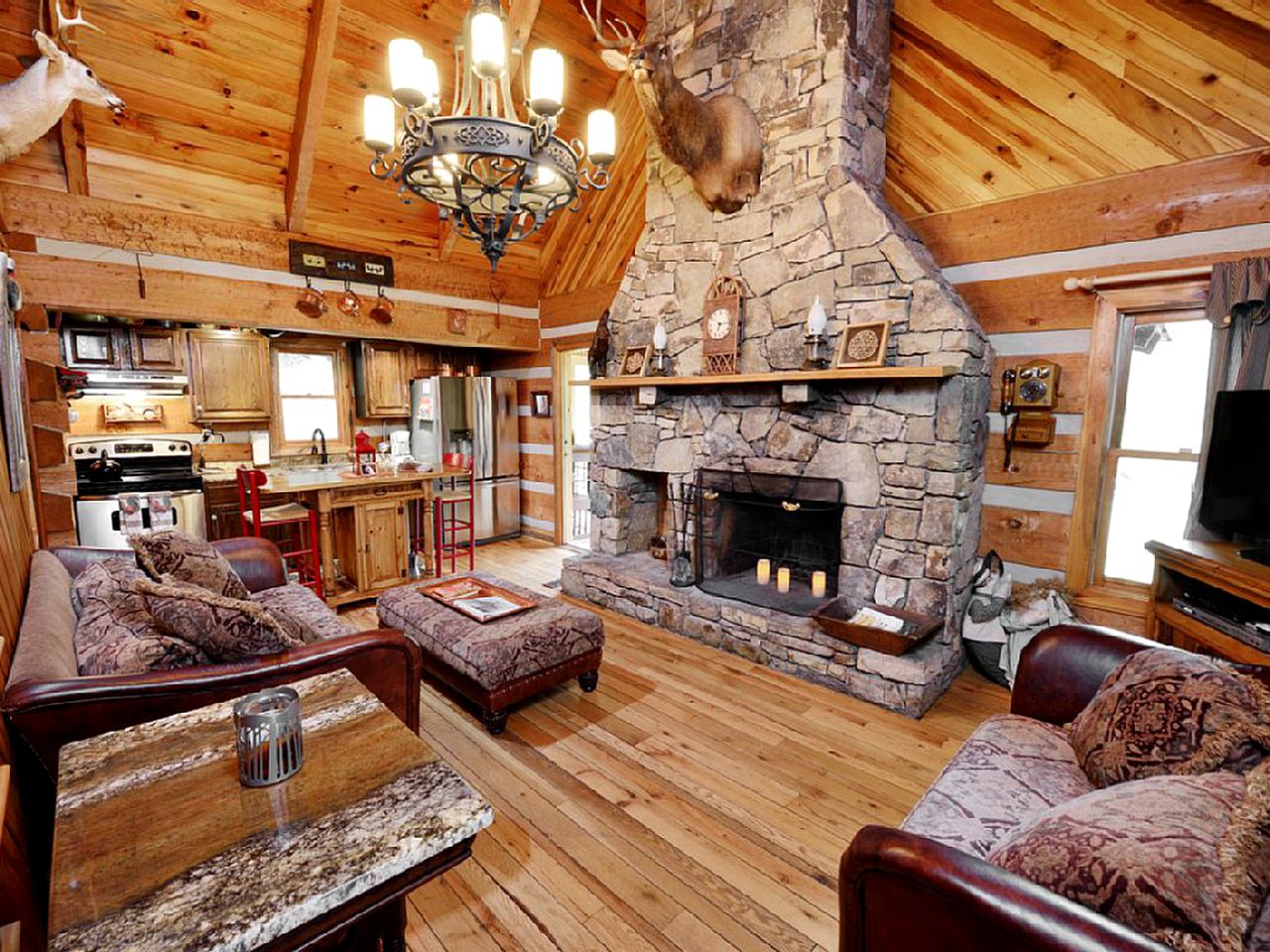 Gorgeous Log Cabin with Jacuzzi near the Blue Ridge Mountains, North Carolina