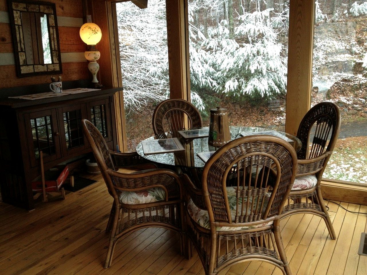 Gorgeous Log Cabin with Jacuzzi near the Blue Ridge Mountains, North Carolina