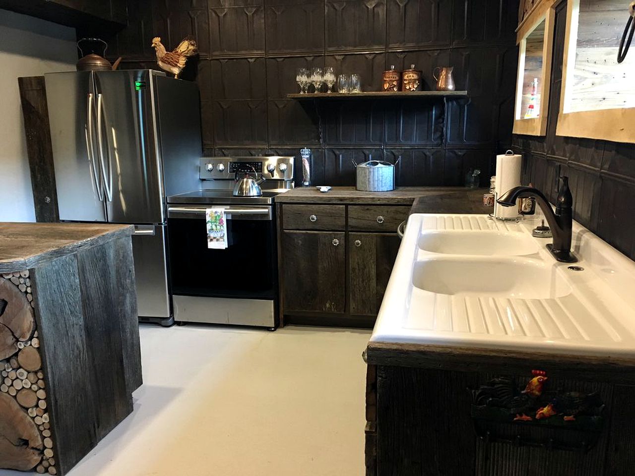 Beautifully Renovated Cottage with a Trout Stream near Watauga Lake, North Carolina