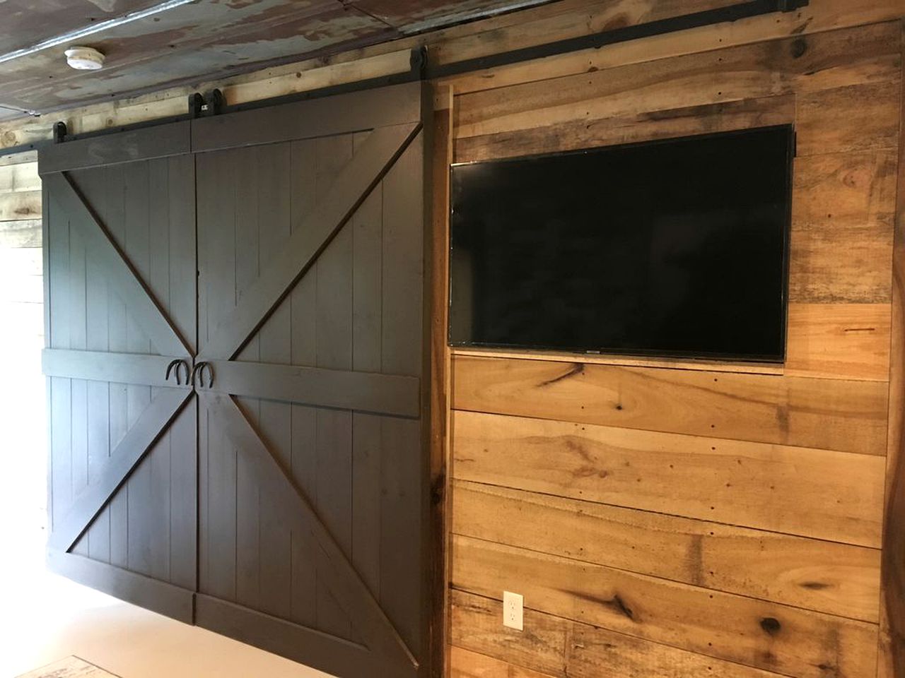 Beautifully Renovated Cottage with a Trout Stream near Watauga Lake, North Carolina