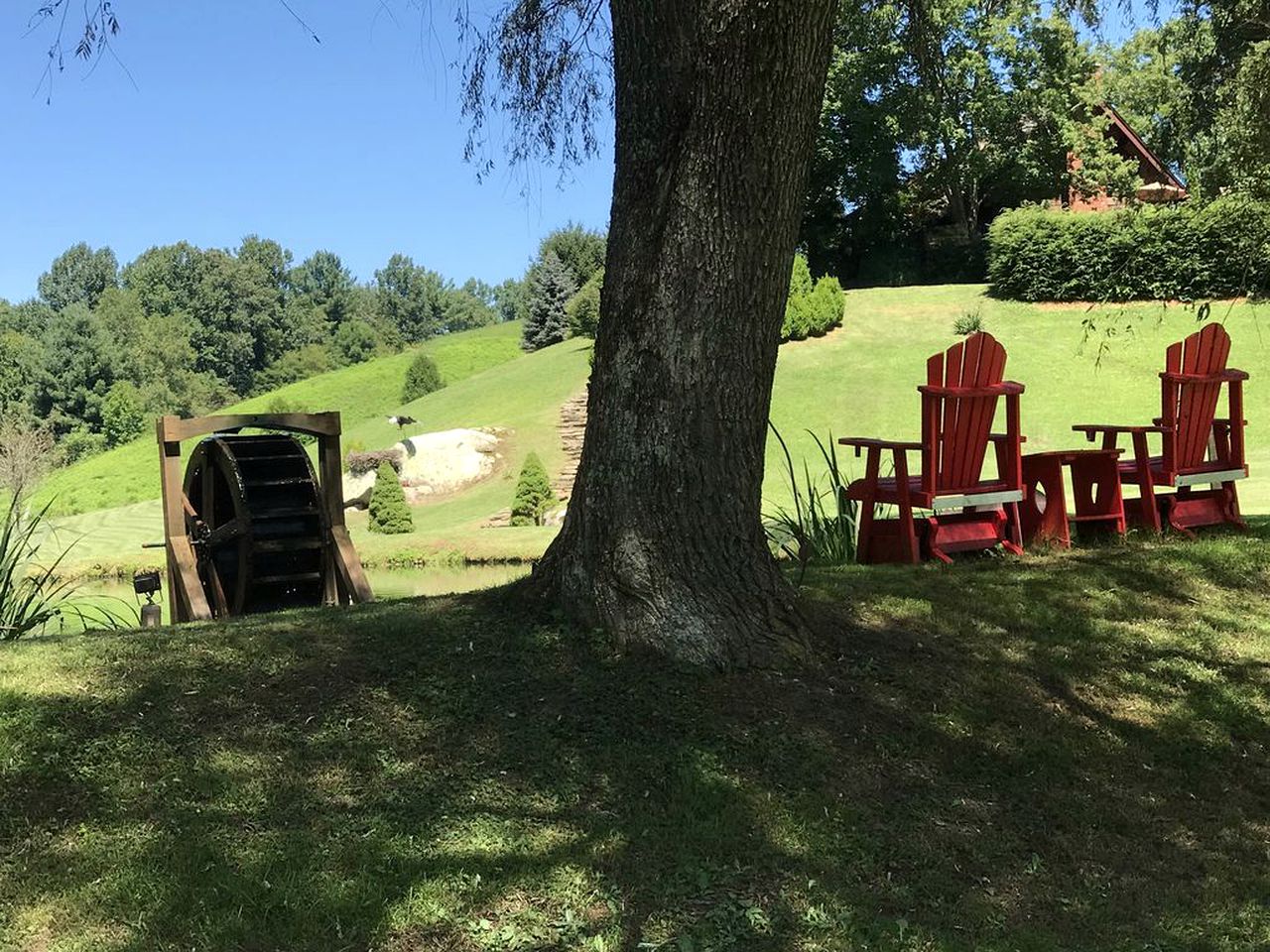 Beautifully Renovated Cottage with a Trout Stream near Watauga Lake, North Carolina