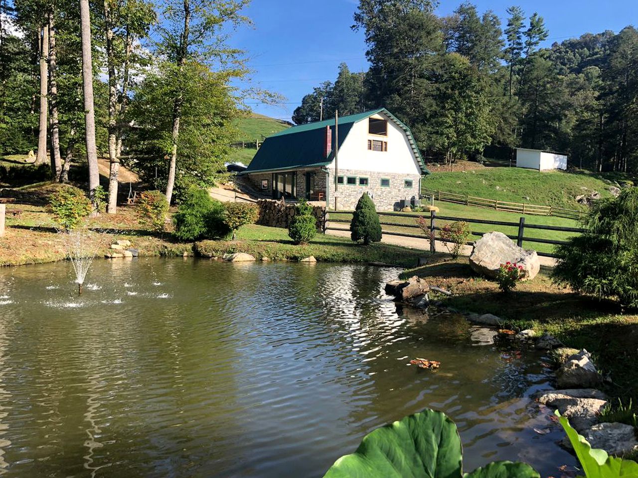 Gorgeous Vacation Cabin with Mountain Views near Cherokee National Forest, North Carolina