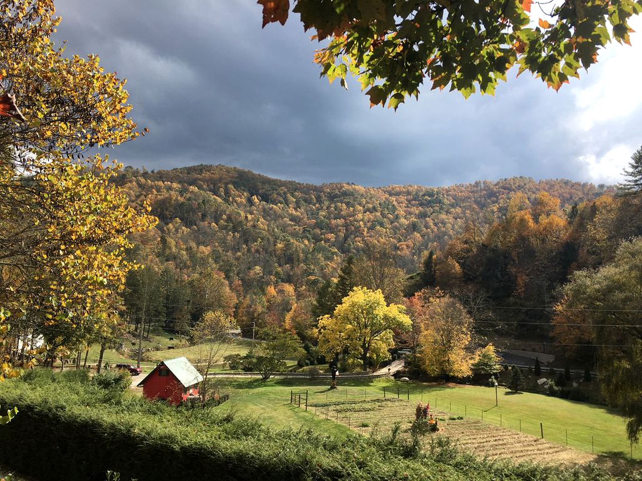Gorgeous Vacation Cabin with Mountain Views near Cherokee National Forest, North Carolina