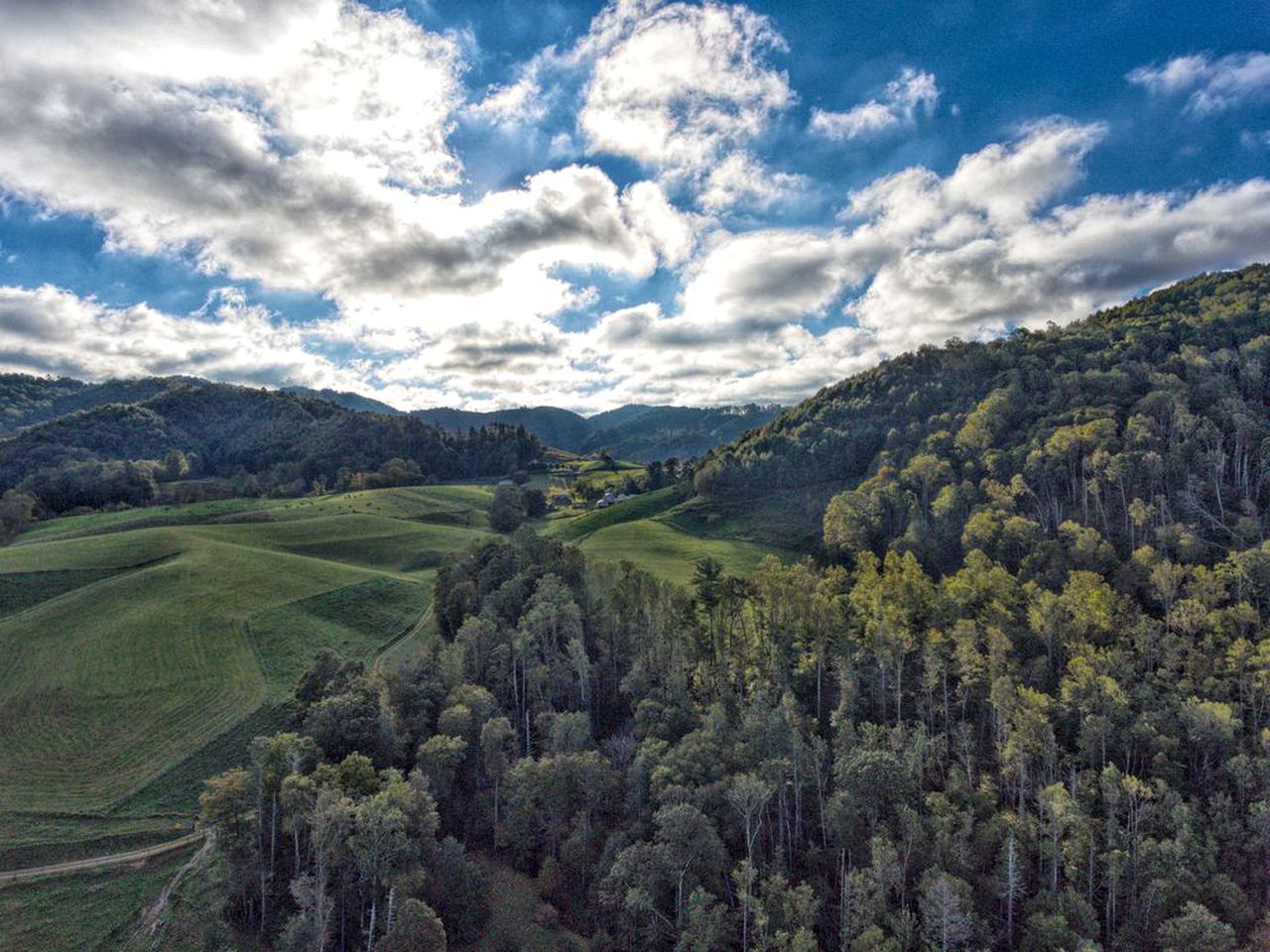 Gorgeous Vacation Cabin with Mountain Views near Cherokee National Forest, North Carolina
