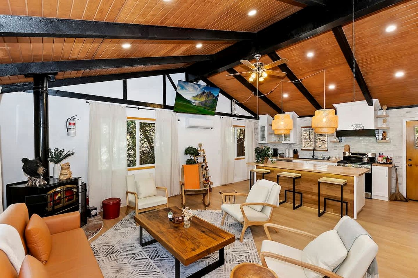 Contemporary Comfort: Modern Cabin Retreat near Big Bear Lake