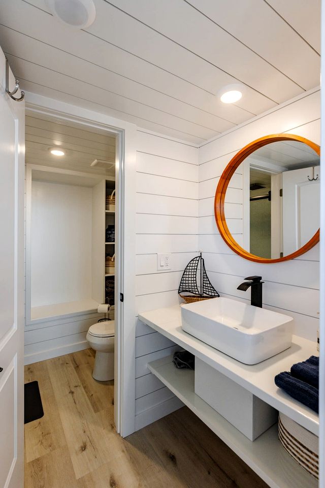 Contemporary Comfort: Modern Tiny House with Private Hot Tub in Apple Valley, Utah